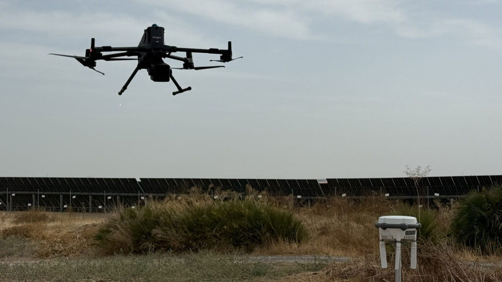 Técnico realizando levantamiento topográfico con dron Matrice 400, DJI Zenmuse L3 y estación RTK
